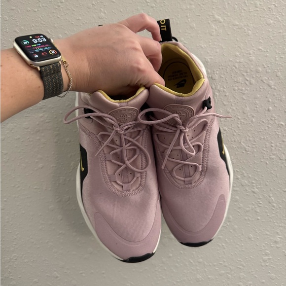 Nike Women’s Air Huarache Shoes - Picture 2 of 7